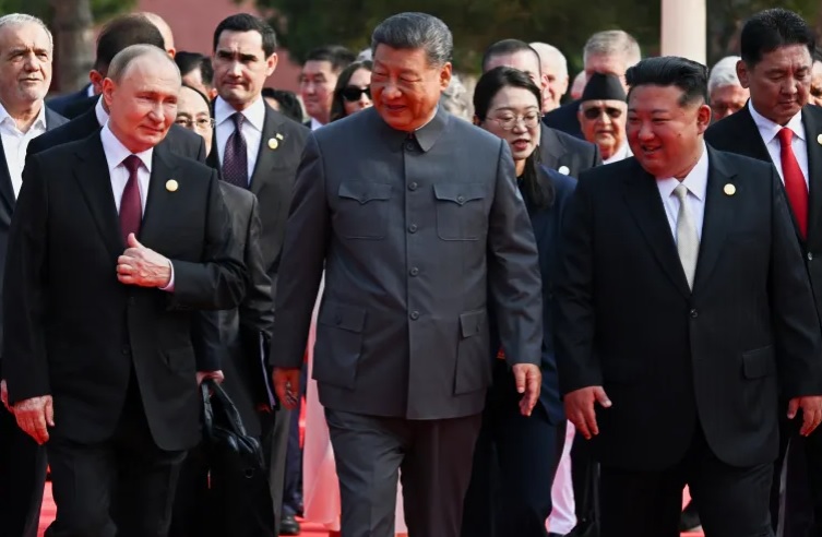Xi Jinping lidera desfile militar histórico com Putin e Kim em Pequim